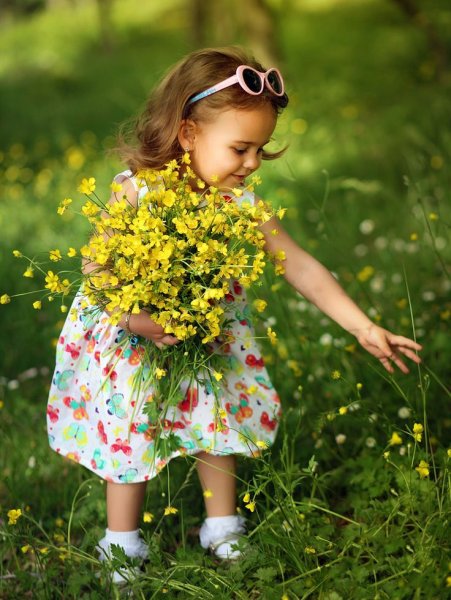 Девочка летом