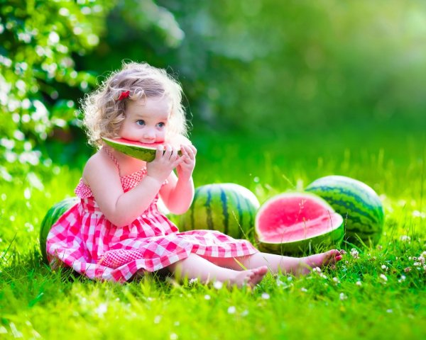 Девочка в венке из цветов