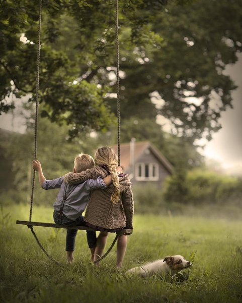 Семья на качелях