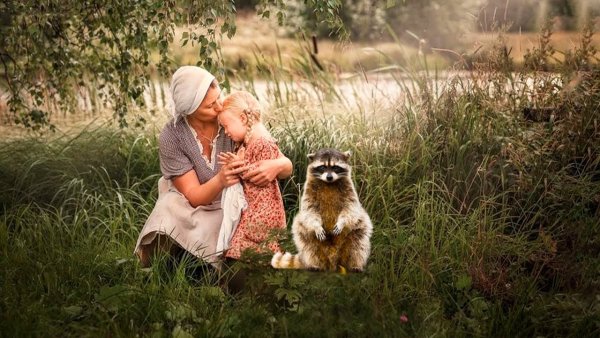 Мама с ребенком в деревне