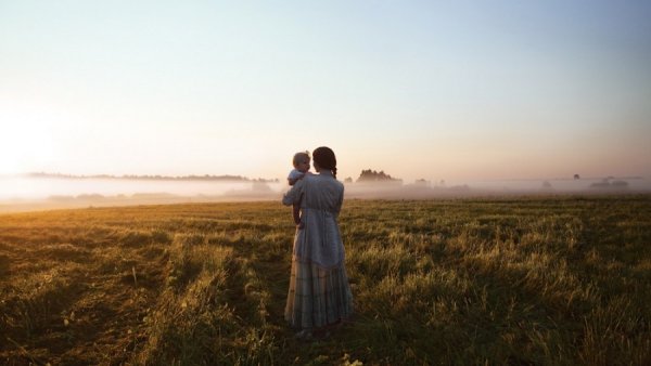 Женщина с ребенком в поле