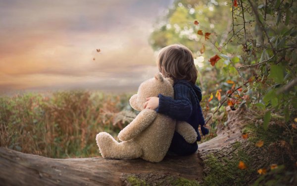 Девочка обнимает плюшевого мишку