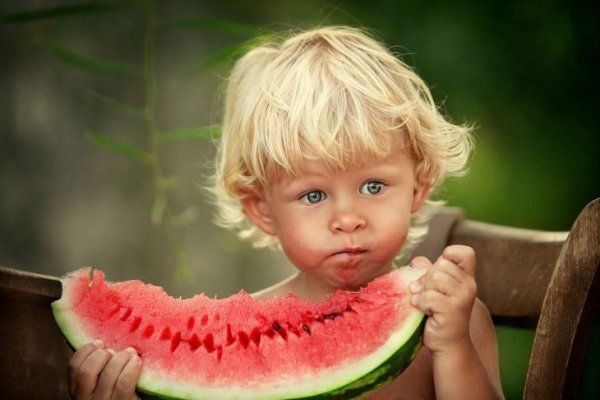 Дети смеются