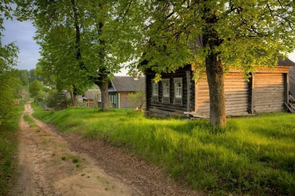 Деревенский дом у реки