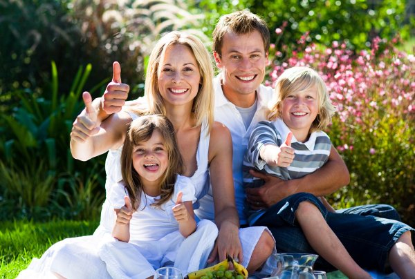 Счастливая семья на природе