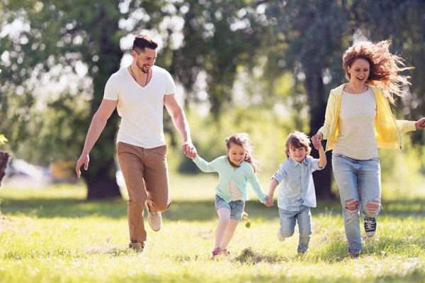 Семья на прогулке