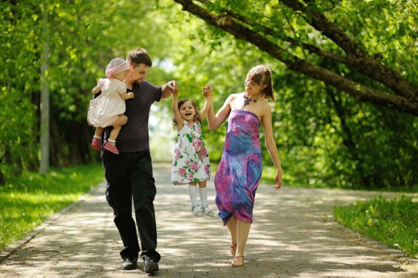 Семья на прогулке