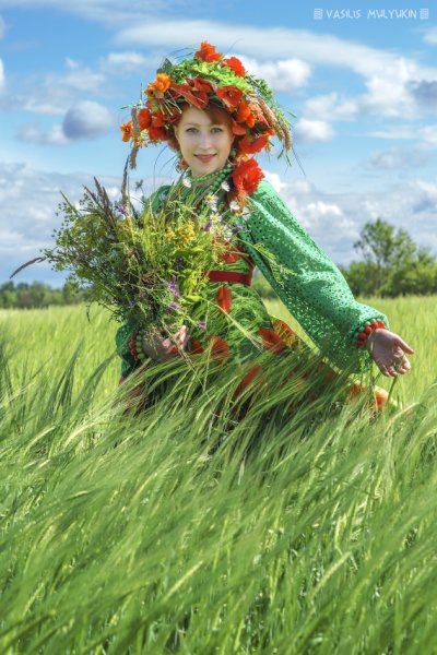 Девушка в национальном костюме лето