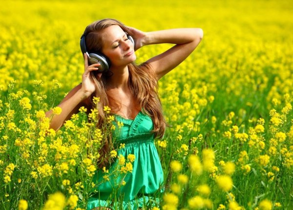 Девушка в наушниках на природе