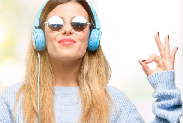 Подросток в наушниках