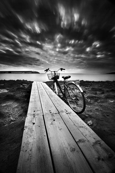 Черно-белая фотография велосипед