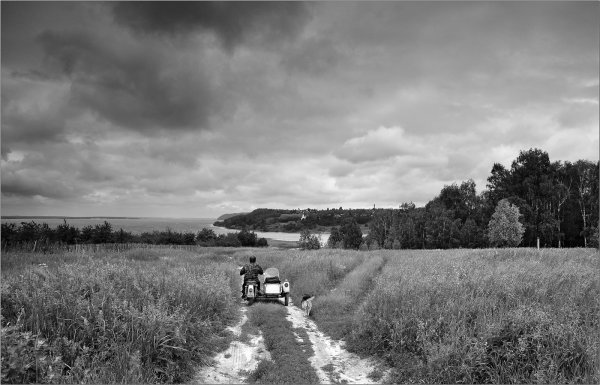 Деревня черно белая