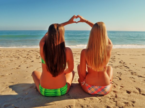 Подруги на море
