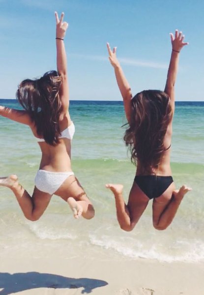 Подруги на море