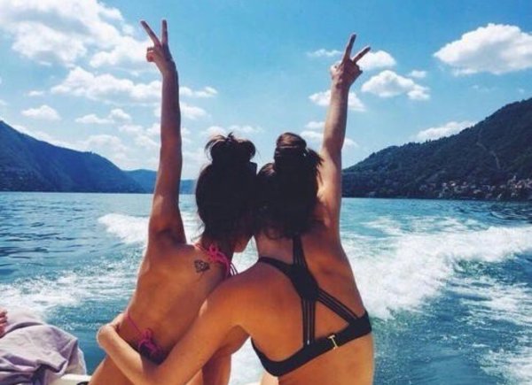 Подружки на море