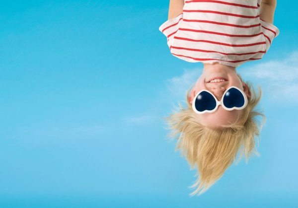 Ребенок вверх ногами