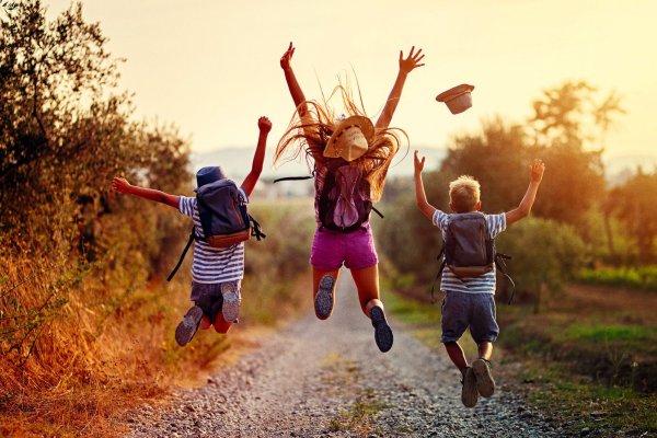 Дети в прыжке