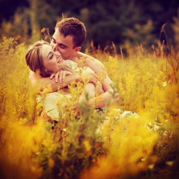 Влюбленные на лугу