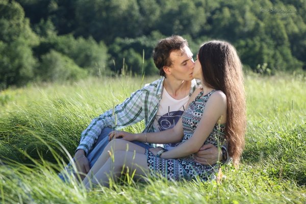 Пара в солнечных лучах