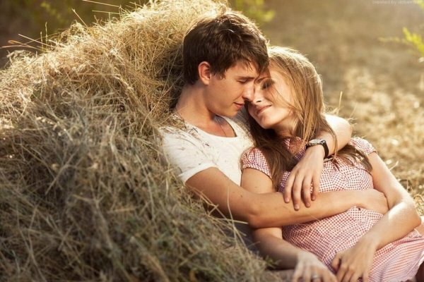 Влюбленные с ромашками