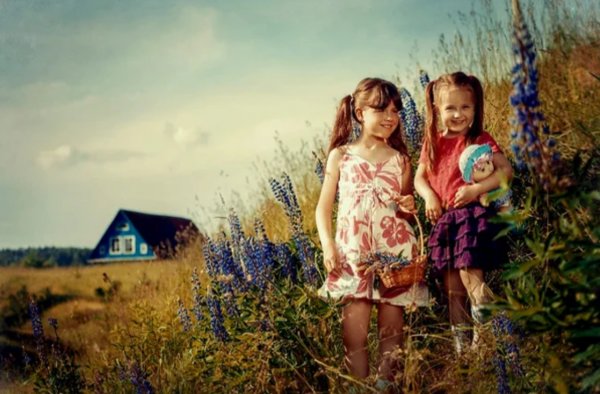 Дети на берегу реки