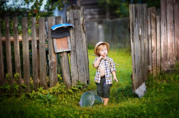 Девочка в деревне