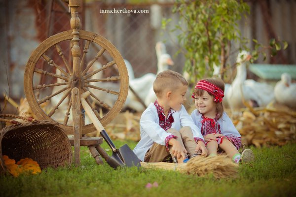 Дети бегают в деревне