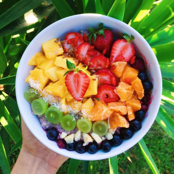 Фруктовый салат на тарелке