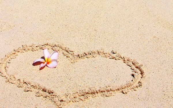 Сердечко на песке
