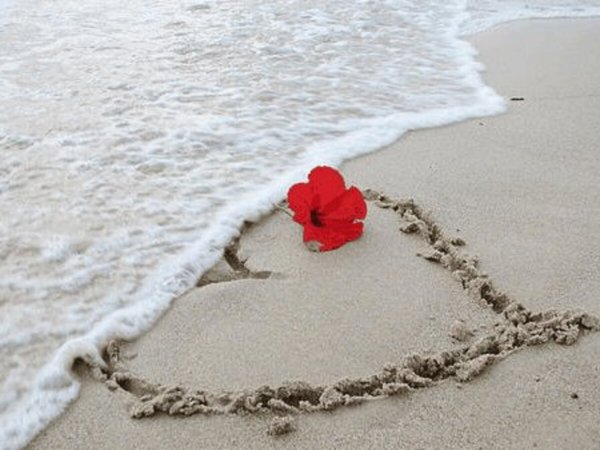 Сердце на песке у моря
