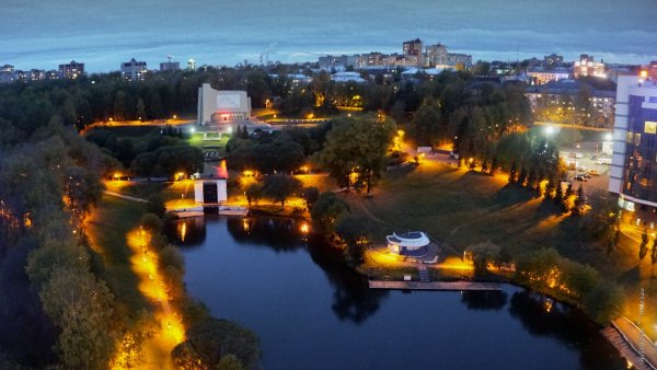 Киров ночь парк у цирка