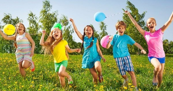 Радостные дети летом