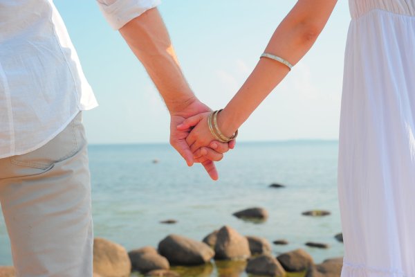 Держатся за руки