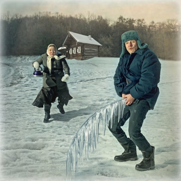 Девушки на зимней рыбалке в купальнике