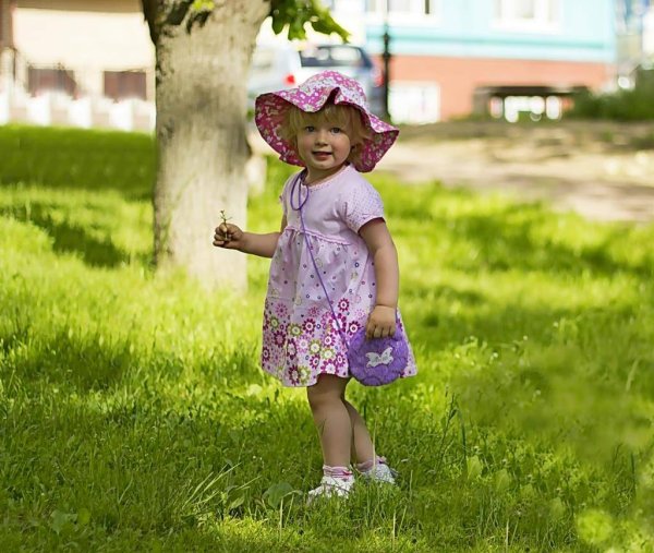 Ребенок в панамке