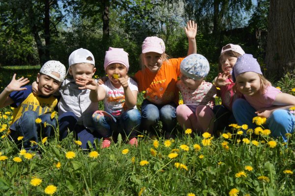 Дети на прогулке в детском саду