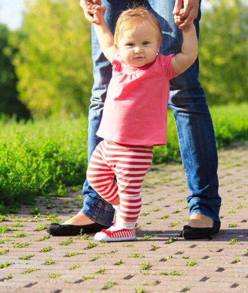 Семья с детьми в парке гуляют