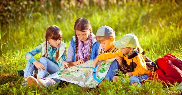 Семья с детьми на прогулке