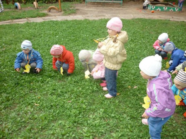 Маленькие дети на прогулке