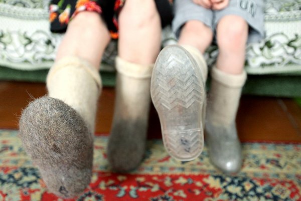 Упитанные ноги в валенках