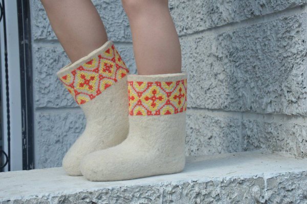 Валенки на фоне снега