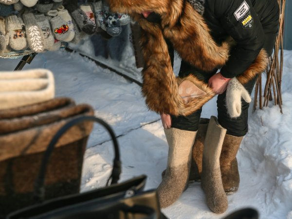 Девушка в валенках