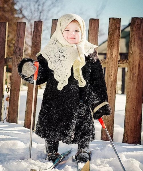 Девушка в деревне зимой