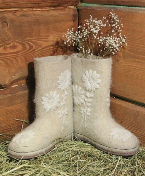 Мужик зимой в валенках