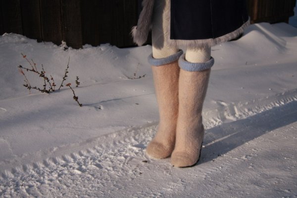 Ноги в валенках с галошами