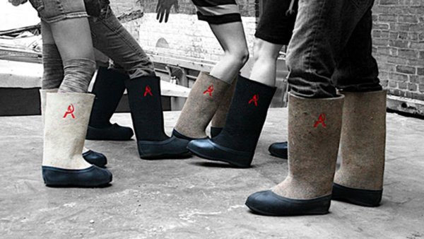 Ноги в валенках на снегу