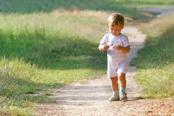 Мальчик гуляет на улице