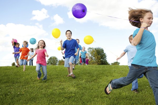 Дети на прогулке летом