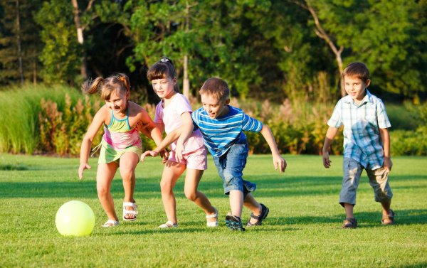 Дети бегут лето