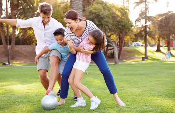 Дети играются на улице